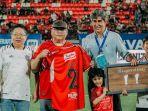 Momen-Pelatih-kepala-Bali-United-Stefano-Cugurra-bersama-keluarga.jpg