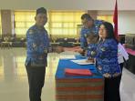 Momen-penyerahan-SK-kepada-salah-satu-dari-total-55-P3K-yang-baru-dilantik.jpg