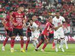 Momen-perebutan-bola-dalam-laga-pekan-ke-23-Liga-1.jpg