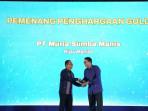 Muria-Sumba-Manis-terima-penghargaan.jpg