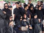 Olla-Ramlan-berusaha-tegar-mengantar-sang-mama.jpg