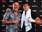 Oscar-De-La-Hoya-pose-bersama-Ryan-Garcia.jpg