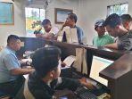 Para-calon-penumpang-yang-membeli-tiket-KM-Dharma-Rucitra-8.jpg