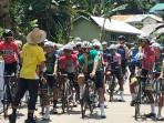 Para-pebalap-sepeda-Tour-de-EnTeTe-bersiap-melaksanakan-etape.jpg