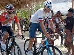 Para-pebalap-sepeda-dalam-ajang-Tour-de-EnTeTe-saat-tiba-di-Desa-Wisata.jpg