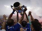 Para-pemain-Persib-Bandung-merayakan-juara-dengan-mengangkat-trofi.jpg