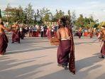 Para-penari-dari-Adonara-saat-persemian-nama-jalan-Frans-Lebu-Raya.jpg