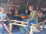 Para-pengungsi-erupsi-Gunung-Lewotobi-Laki-laki-sedang-berceruta-di-camp-darurat-Desa-Konga.jpg