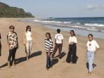 Para-pengunjung-sedang-menikmati-keindahan-Pantai-Kokang-Desa-Ojan-DetunFlores-Timur.jpg
