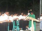 Pater-Ori-memberkati-36-anggota-baru-Keluarga-Mahasiswa-Katolik.jpg