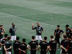 Patrick-Kluivert-memberikan-arahan-kepada-para-pemain.jpg