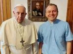 Paus-Fransiskus-bersama-Pastor-Daniel-Pellizzon.jpg