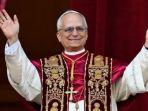 Paus-Leo-XIV-tampil-di-balkon-Basilika-Santo-Petrus.jpg