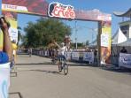 Pebalap-sepeda-saat-memasuki-garis-finish-etape-pertama-Tour-de-EnTeTe-di-Kota-Kefamenanu.jpg