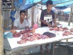 Pedagang-daging-di-pasar-Kefamenanu.jpg