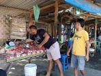 Pedagang-sedang-jual-daging-babi-di-pasar-Borong.jpg