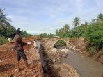 Pekerja-sedang-memasang-Bronjong-di-jembatan-Poma-Keke-pasca-roboh-diterjang-banjir.jpg