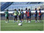 Pelatih-Caretaker-Yaya-Sunarya-memimpin-sesi-latihan.jpg