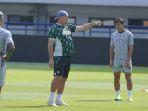 Pelatih-Kepala-Persib-Bandung-Bojan-Hodak-ketika-memimpin-latihan.jpg
