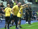 Pelatih-Persib-Bandung-Bojan-Hodak-memberikan-instruksi.jpg