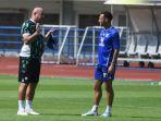 Pelatih-Persib-Bojan-Hodak-memberikan-arahan.jpg
