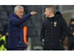 Pelatih-kepala-AS-Roma-Jose-Mourinho-kiri-menunjuk-ofisial-keempat.jpg