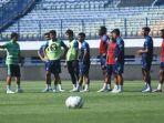 Pelatih-sementara-Persib-Bandung-Yaya-Sunarya.jpg