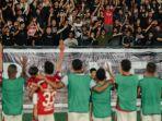 Pemain-Bali-United-ketika-memberikan-penghormatan-kepada-para-penonton.jpg