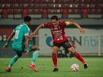 Pemain-PSBS-Biak-membayang-bayangi-pemain-Bali-United.jpg