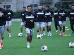 Pemain-Persib-Bandung-saat-menggelar-latihan-di-Hangzhou.jpg