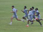 Pemain-Persib-saat-melakukan-latihan-di-SPOrT-Jabar.jpg