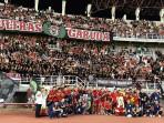 Pemain-dan-official-timnas-Indonesia-foto-bersama-usai-menjalani-laga-FIFA-Matchday.jpg