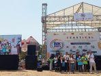 Pemenang-doorprize-emas-batang-foto-bersama-pada-kegiatan-Puncak-Bulan-Inklusi-Keuangan.jpg