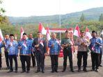 Pemkab-Alor-bagi-bendera.jpg
