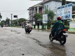 Pengendara-sepeda-motor-menggunakan-jas-hujan.jpg