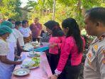 Pengurus-Bhayangkari-Ranting-Polsek-Alak-melakukan-penilaian-hasil-masakan.jpg