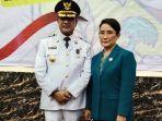 Penjabat-Bupati-Ende-Agustinus-Ngasu-didampingi-istri.jpg