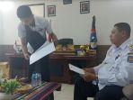 Penjabat-Bupati-Lembata-Lembata-Matheos-Tan-ketika-ditemui-di-ruang-kerjanya.jpg