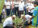 Penjabat-Bupati-Manggarai-Timur-Ir-Boni-Hasudungan-Siregar-sedang-tanam-simbolis.jpg