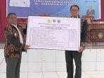 Penjabat-Gubernur-NTT-Andriko-Noto-Susanto-secara-simbolis-menyerahkan-paket-bantuan.jpg