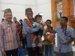 Penjabat-Gubernur-NTT-menggendong-balita.jpg