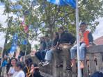 Penonton-tour-de-EnTeTe-naik-tembok.jpg