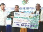 Penyerahan-CSR-secara-simbolis-oleh-Pimpinan-Bank-NTT-Cabang-Labuan-Bajo.jpg