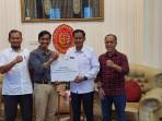 Penyerahan-bantuan-secara-simbolis-oleh-GM-PLN-NTT-kepada-Kajati-NTT.jpg