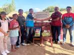 Penyerahan-bantuan-secara-simbolis-oleh-Manager-PLN-UP3-Flores-bagian-Timur.jpg