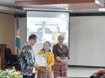 Penyerahan-berkas-APBD-NTT.jpg