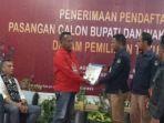 Penyerahan-berkas-Roby-Idong-ke-KPU-Sikka.jpg