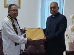 Penyerahan-dokumen-Amicus-Curiae-dari-Romo-Leonardus-Mali-kepada-Ferry-Haryanto.jpg