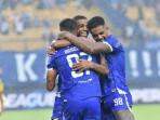 Penyerang-Persib-Bandung-Uilliam-Barros-bersama-rekan-rekannya-merayakan-gol.jpg