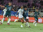 Penyerang-Persib-David-da-Silva-dikawal-tiga-pemain.jpg